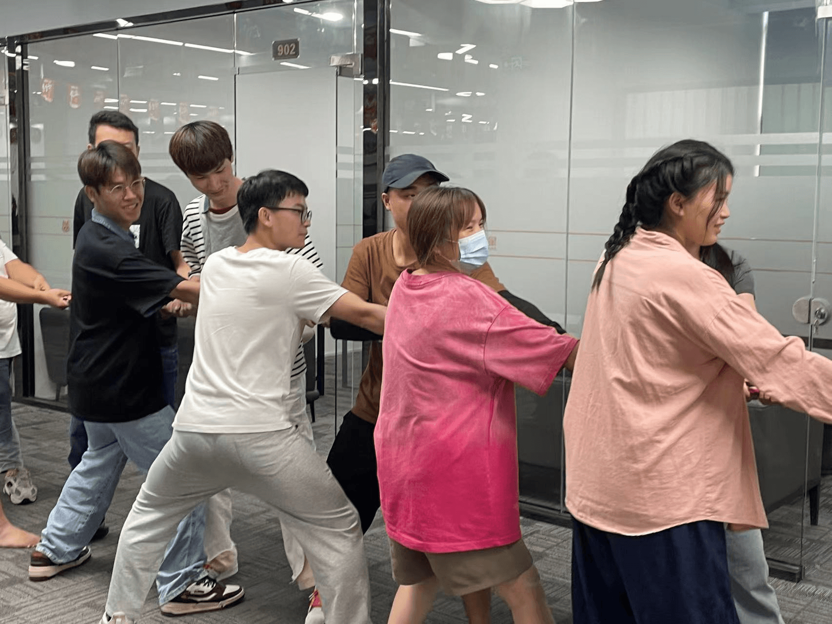 力拔山河，共襄胜利！参与公司拔河比赛，赢取精彩电影票！